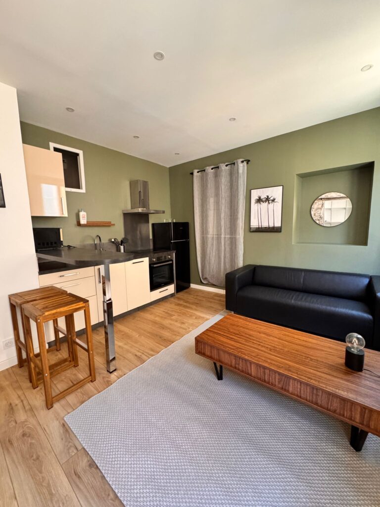 Nettoyage complet d’un appartement après location à Marseille — dépoussiérage, lavage des sols et désinfection des surfaces pour une remise en état avant nouvelle location.