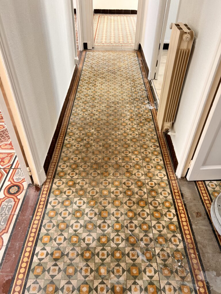 Sol en carreaux anciens avant nettoyage de fin de chantier à Toulon (Var 83) — traces de poussière et saletés avant décapage professionnel.