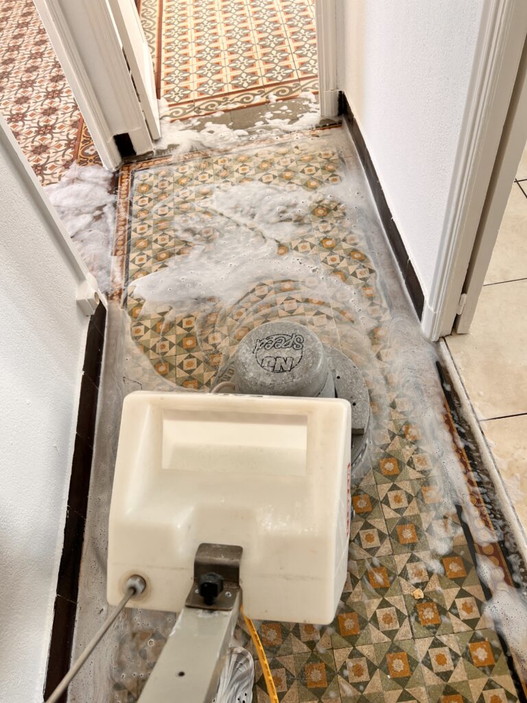 Nettoyage de fin de chantier à Hyères avec une monobrosse — décapage et remise en état des sols carrelés après travaux.