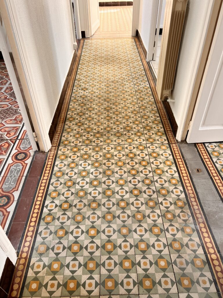 Résultat après nettoyage de sol à la monobrosse à Toulon (Var 83) — carrelage ancien rénové et brillant après décapage de fin de chantier.