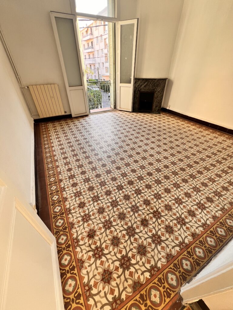 Rénovation de sol carrelé après chantier à Brignoles — nettoyage intensif à la monobrosse pour un résultat impeccabl